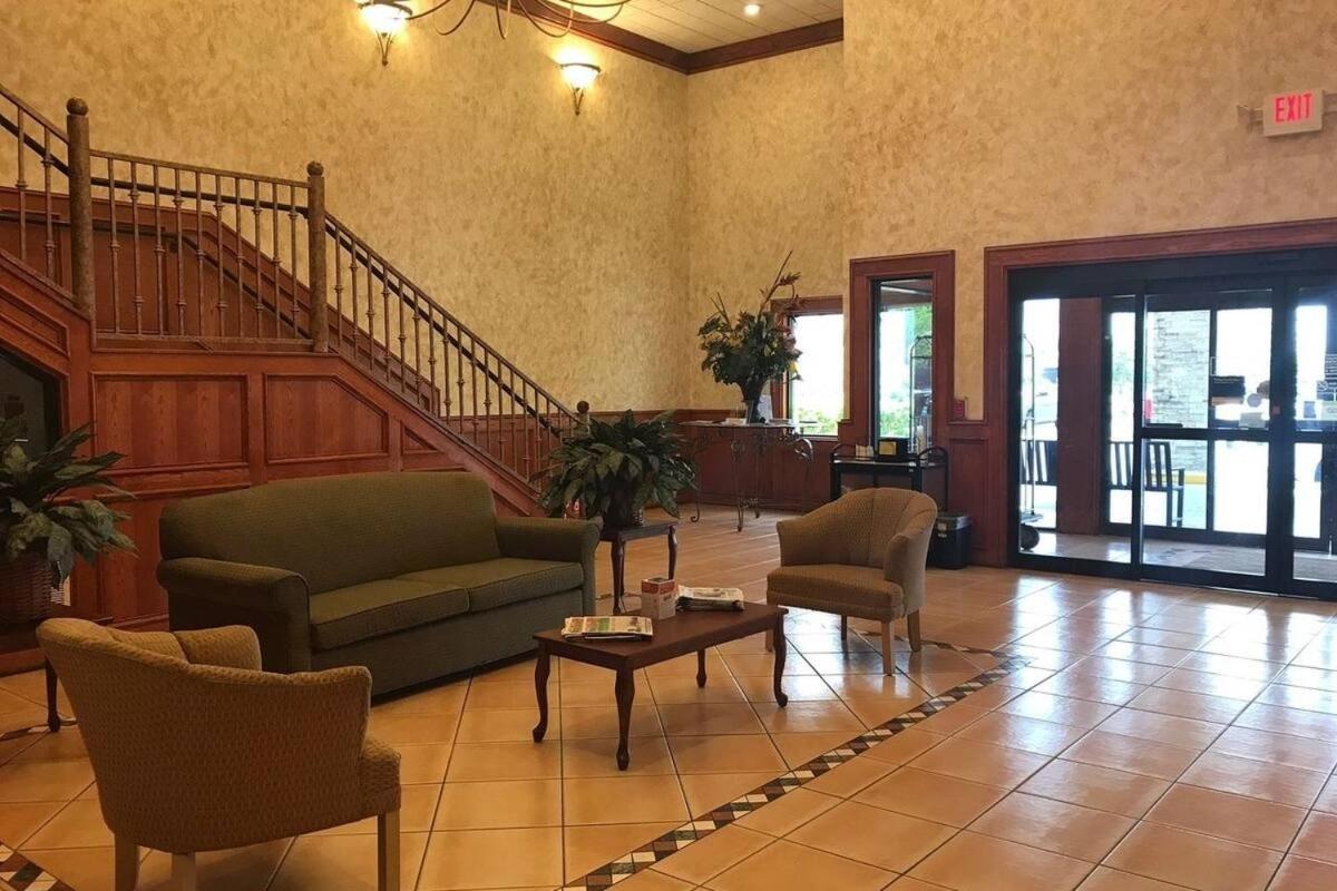 Shary Inn And Suites Мишън Екстериор снимка