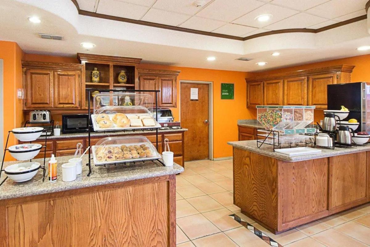 Shary Inn And Suites Мишън Екстериор снимка