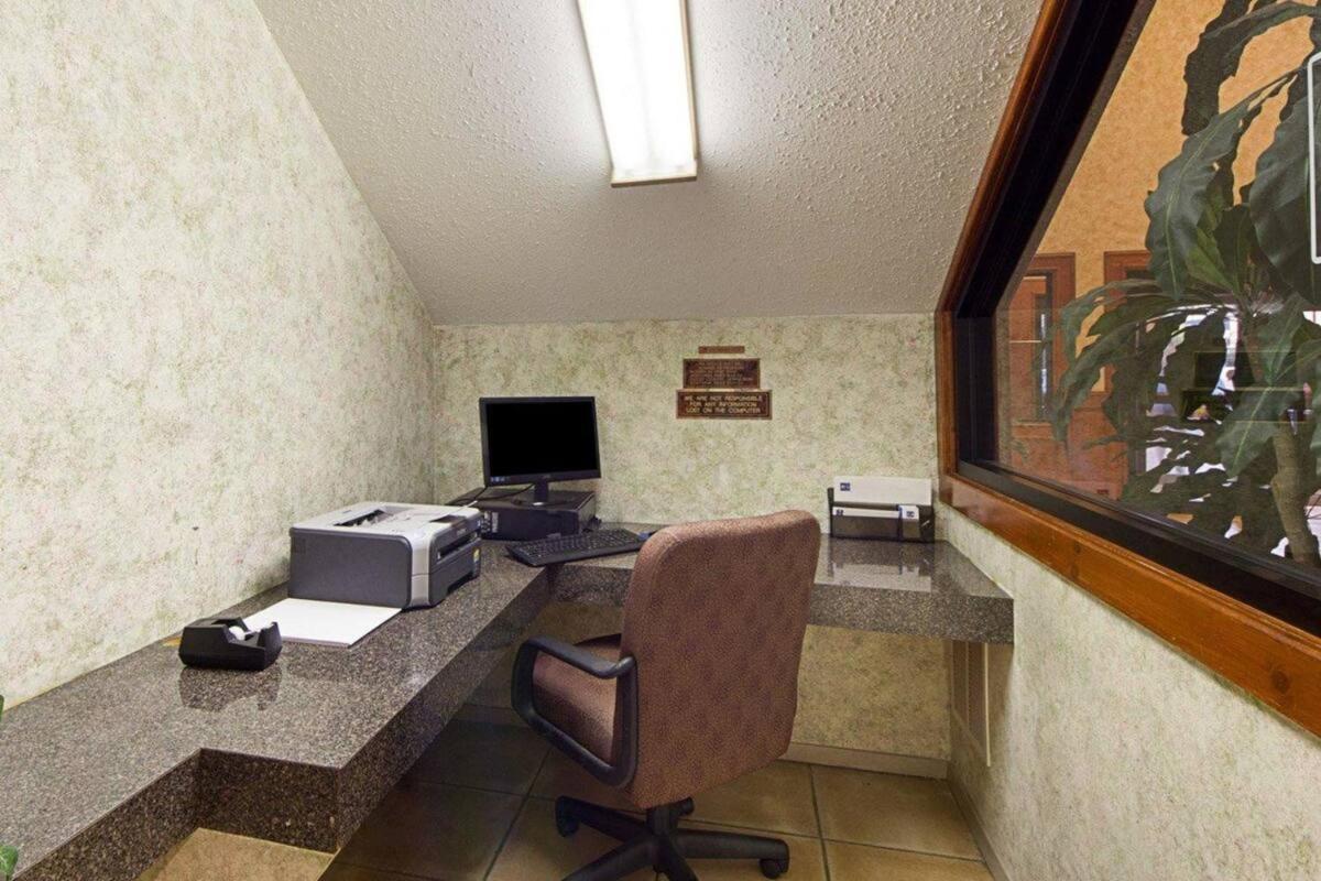 Shary Inn And Suites Мишън Екстериор снимка