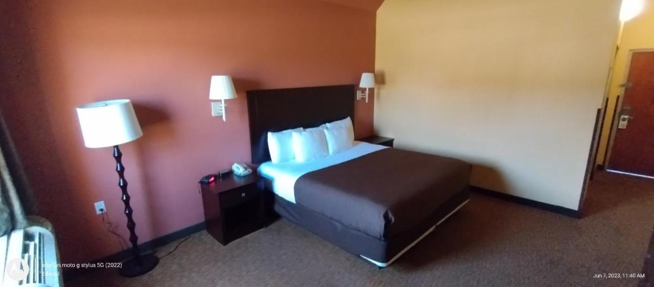 Shary Inn And Suites Мишън Екстериор снимка